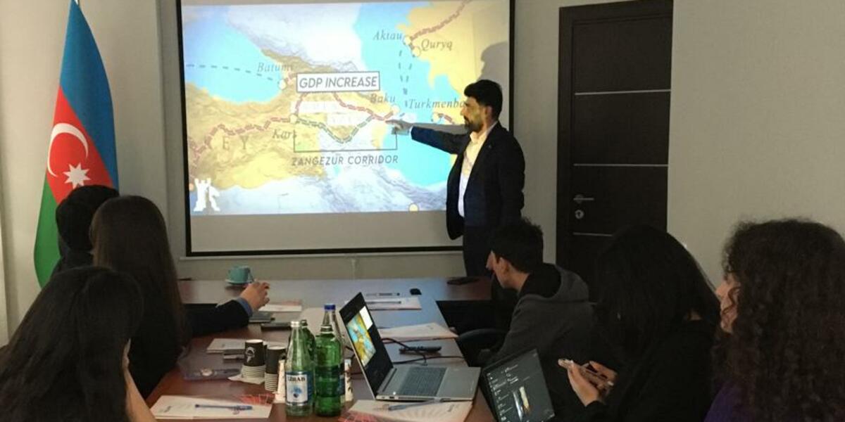 В центре STEM состоялся семинар Рауфа Агамирзаева